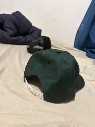 Gorra verde con diseño de estrella y cara