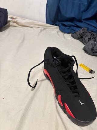 Zapatillas Jordan Negras y Rojas
