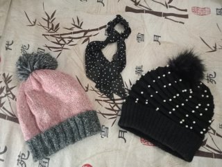 Gorro de lana rosa y gris con pompón