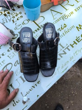 Sandalias negras YUU JOU