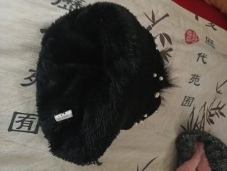 Gorro lana negro con perlas y pompón