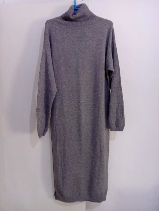 Vestido de invierno cuello alto gris