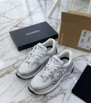 Zapatillas Chanel Blancas y Plateadas