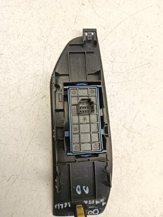 MANDO ELEVALUNAS DELANTERO DERECHO TOYOTA VERSO (