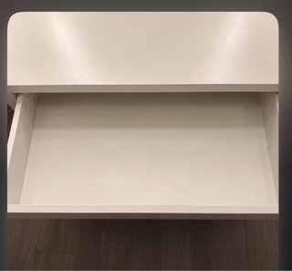 Tocador blanco con espejo y luces