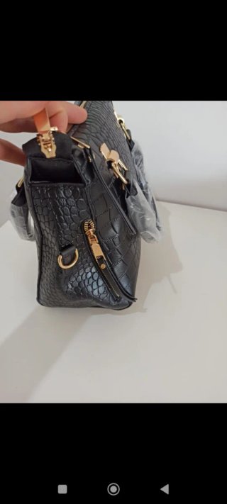 Bolso de mano negro con detalles dorados