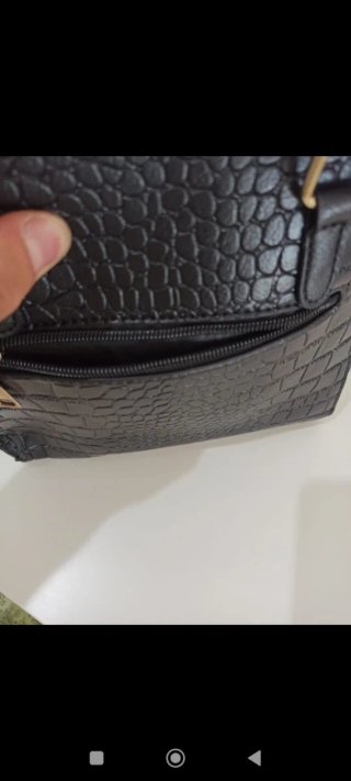 Bolso de mano negro con detalles dorados