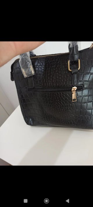 Bolso de mano negro con detalles dorados