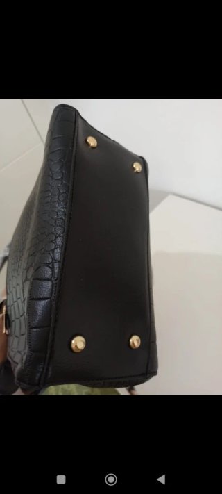 Bolso de mano negro con detalles dorados