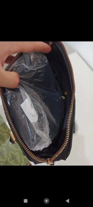 Bolso de mano negro con detalles dorados