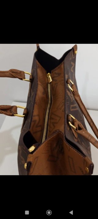 Bolso de mano marrón con logo