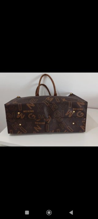 Bolso de mano marrón con logo