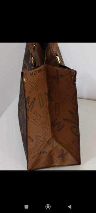Bolso de mano marrón con logo