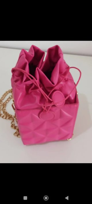 Bolso de mano rosa con cadena dorada