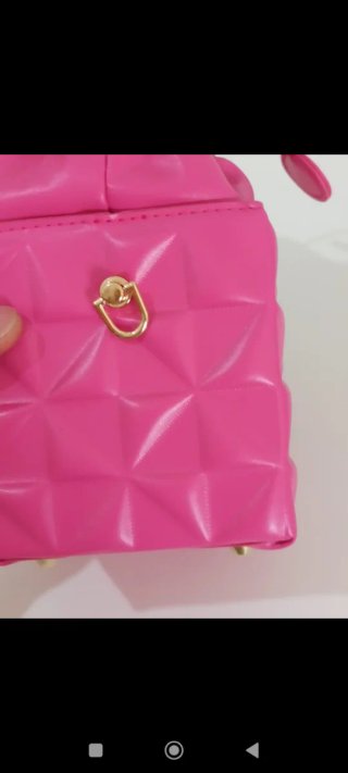 Bolso de mano rosa con cadena dorada