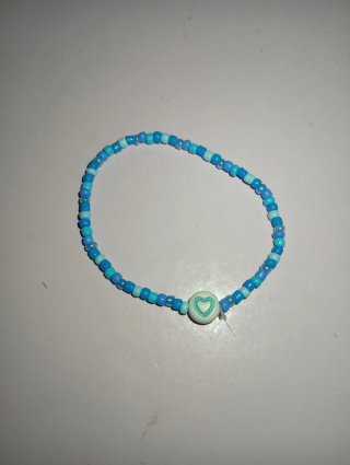 Pulsera de bolitas azules y corazón