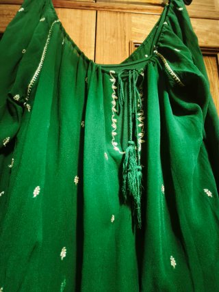 Vestido corto verde bordado