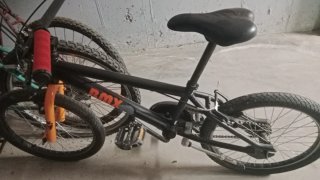 Bicicleta BMX arancione e nera