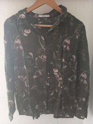 Camisa Pull&Bear verde estampado floral Talla L