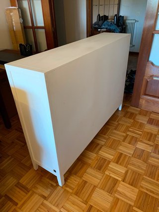 Aparador blanco con puertas y cajones