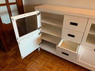 Aparador blanco con puertas y cajones