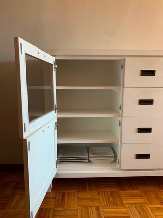 Aparador blanco con puertas y cajones