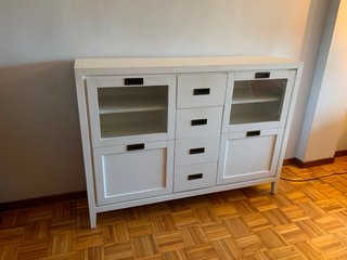 Aparador blanco con puertas y cajones