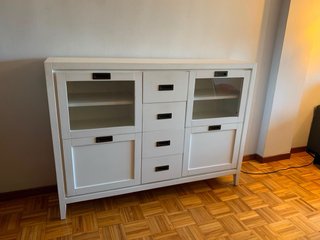 Aparador blanco con puertas y cajones