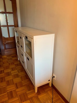Aparador blanco con puertas y cajones