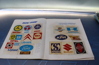 Álbum de cromos: Álbum de Escudos. DIDEC, 1981. Incompleto.