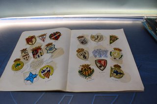 Álbum de cromos: Álbum de Escudos. DIDEC, 1981. Incompleto.