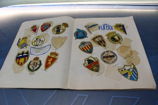 Álbum de cromos: Álbum de Escudos. DIDEC, 1981. Incompleto.