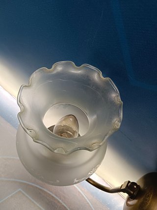 ANTIGUO APLIQUE DE LATON CON TULIPA DE CRISTAL ESMERILADO Y TALLADO