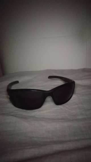 Gafas de sol negras con detalle amarillo