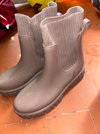 Botas grises de agua con tejido