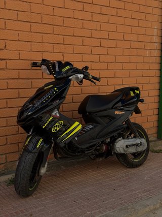 Yamaha Aerox Negra y Amarilla