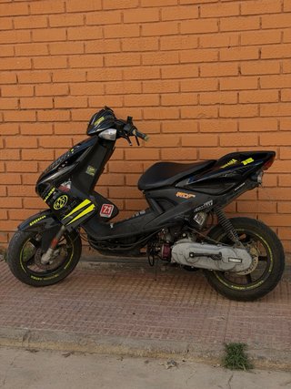 Yamaha Aerox Negra y Amarilla