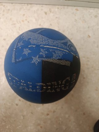 Balón de baloncesto azul y negro