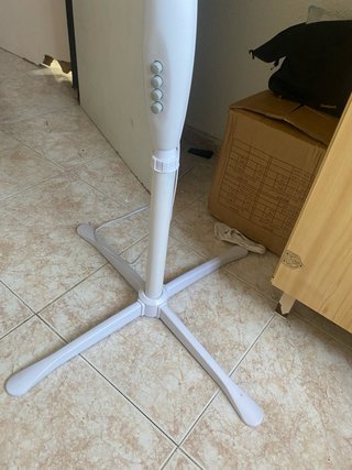 Ventilador de pie blanco