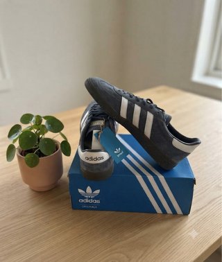 Zapatillas Adidas Grises y Blancas