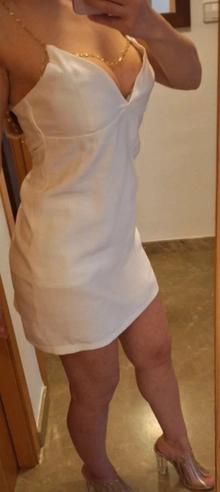 Vestido blanco con pedrería dorada en hombros.