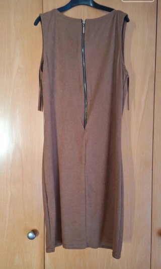 Vestido marrón terciopelado con flecos