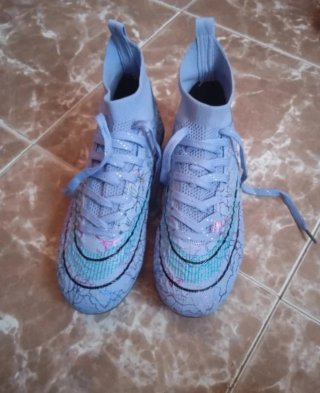 Zapatos de fútbol morados y multicolor