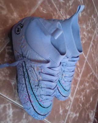 Zapatos de fútbol morados y multicolor