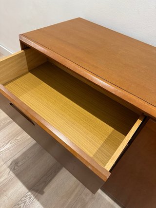 Cómoda de madera marrón