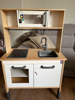 Cocinita IKEA de juguete  Incluye accesorios.