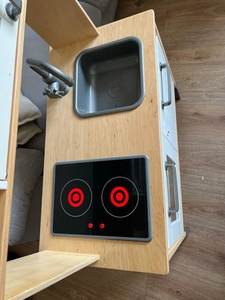 Cocinita IKEA de juguete  Incluye accesorios.