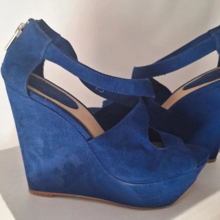 Zapatos de cuña azul marino terciopelado.
