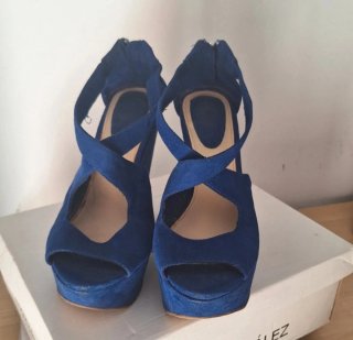 Zapatos de cuña azul marino terciopelado.