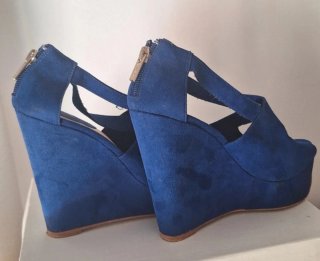 Zapatos de cuña azul marino terciopelado.